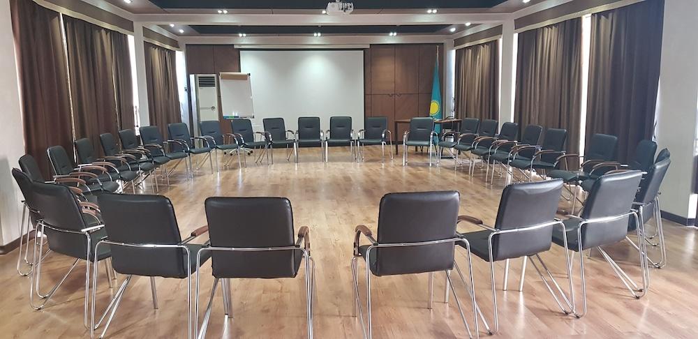 Saraishyq Hotel Алма Ата Екстериор снимка