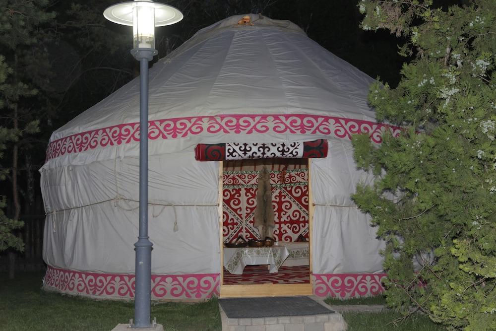 Saraishyq Hotel Алма Ата Екстериор снимка