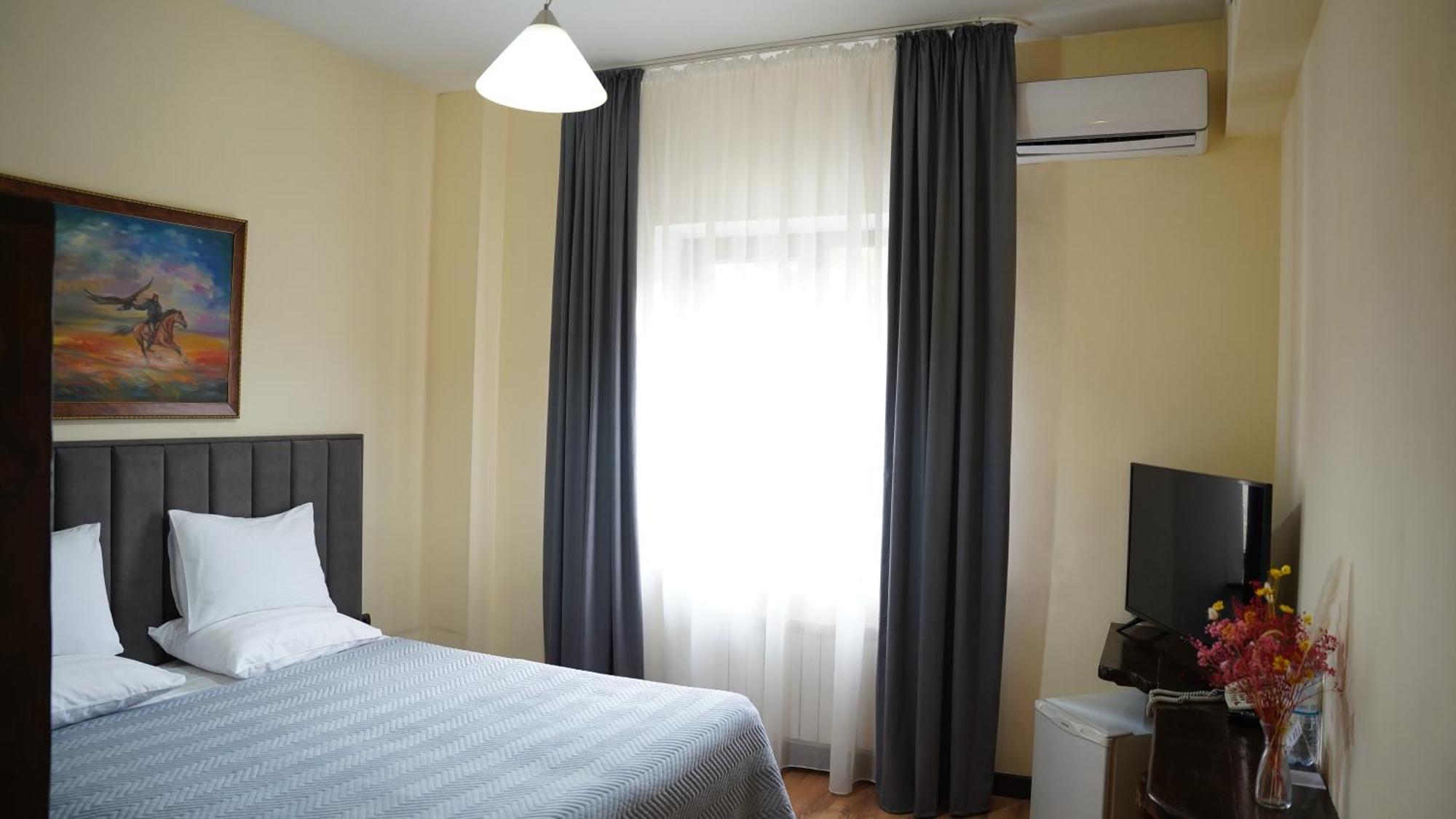 Saraishyq Hotel Алма Ата Екстериор снимка