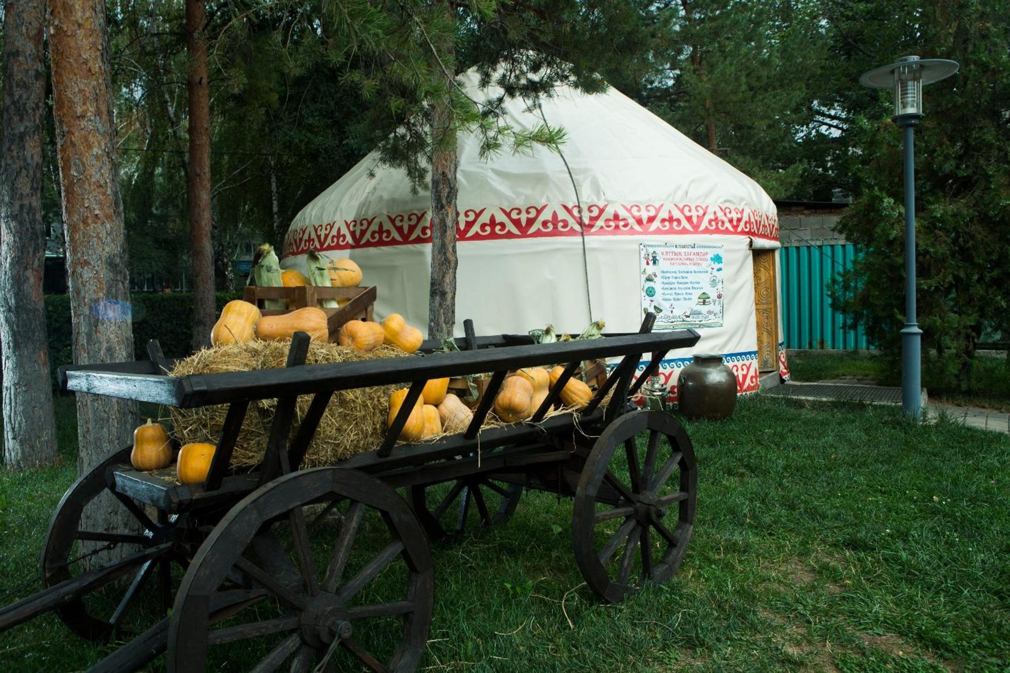 Saraishyq Hotel Алма Ата Екстериор снимка