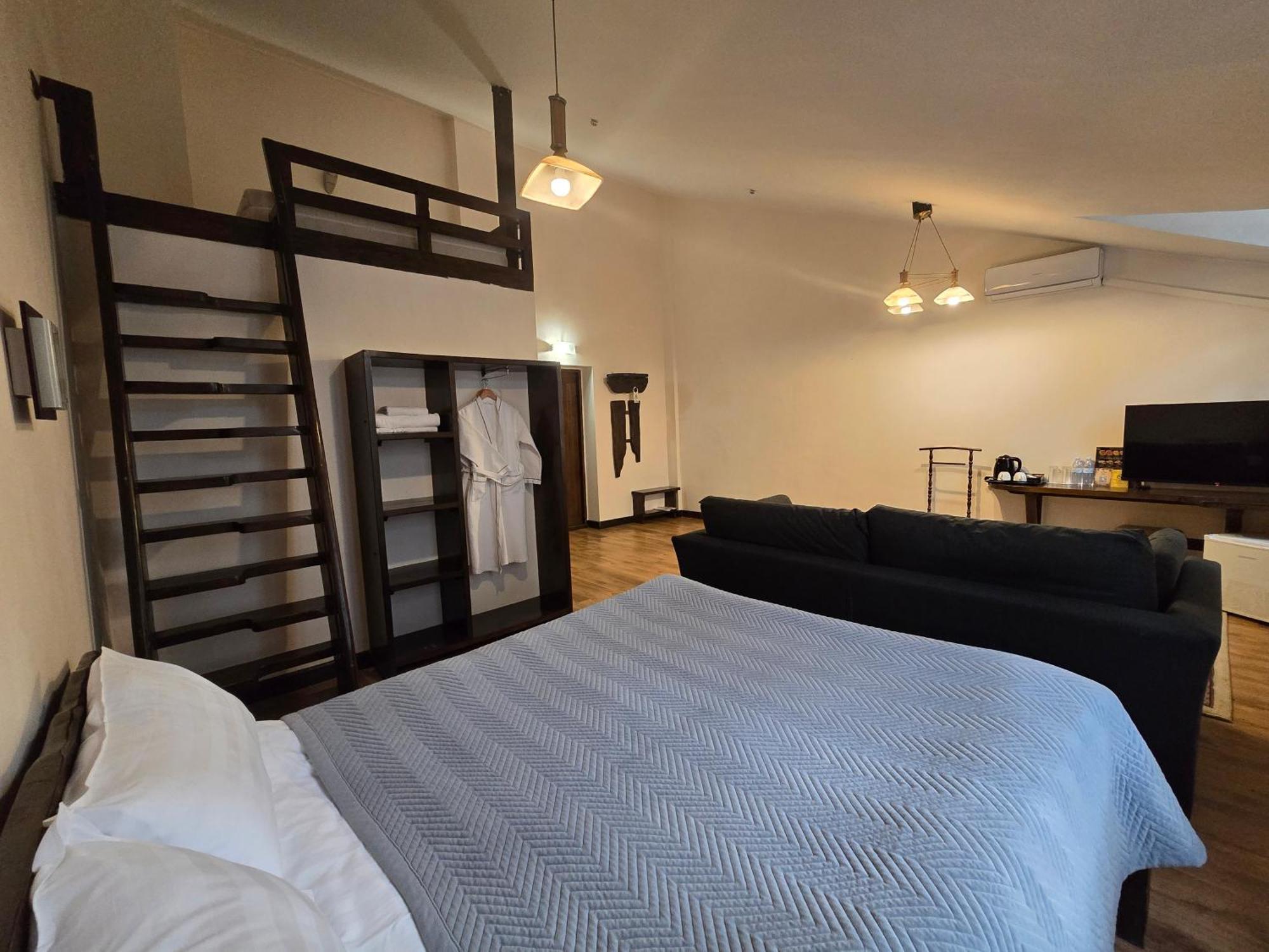 Saraishyq Hotel Алма Ата Екстериор снимка