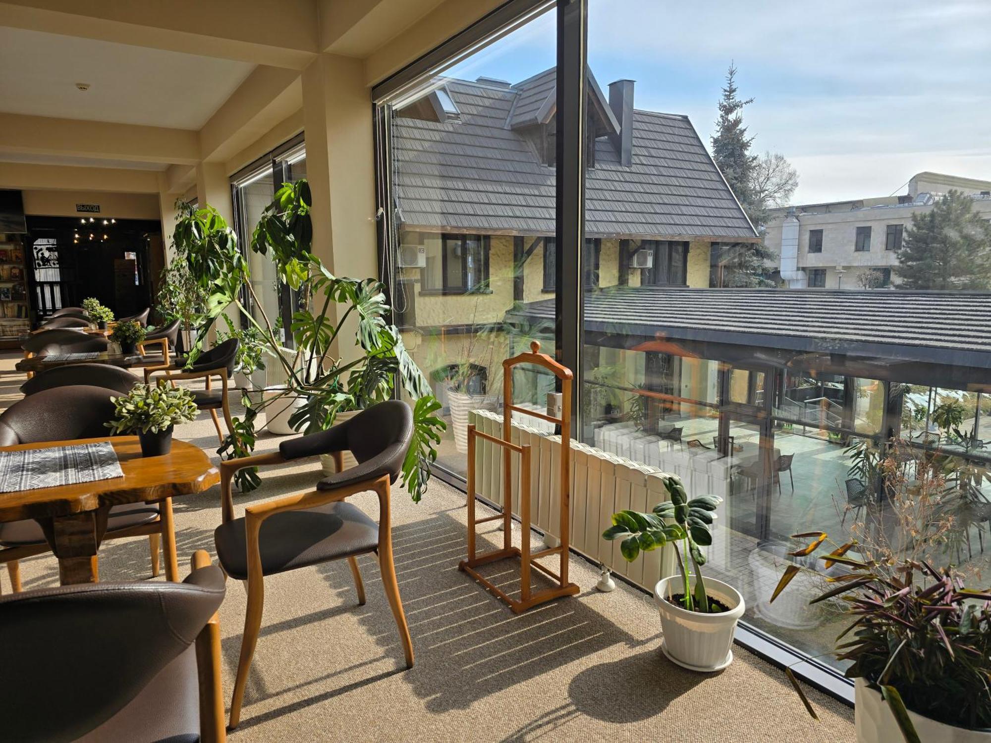 Saraishyq Hotel Алма Ата Екстериор снимка
