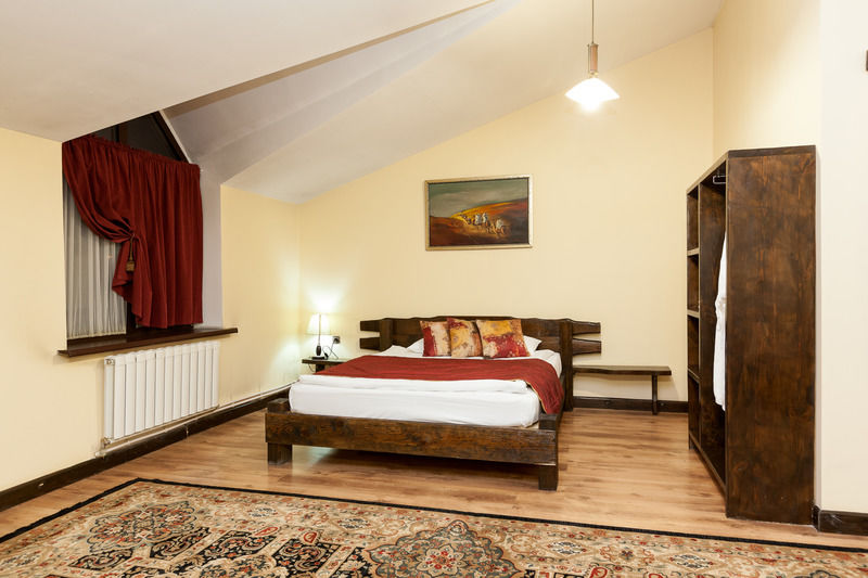 Saraishyq Hotel Алма Ата Екстериор снимка